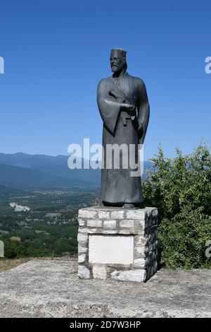 Padre Thymios Vlachavas, sacerdote guerriero/klepht che condusse una rivolta contro i Turchi Ottomani nel 1808. Catturato nel vicino monastero di Ypapanti. Meteora. Foto Stock