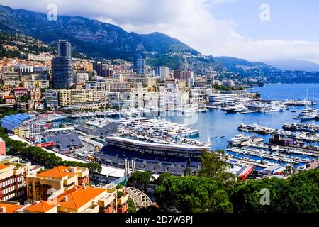 Port Hercule e una parte di la Condamine, il quartiere centrale di Monaco. Foto Stock