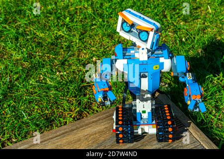 Nizza, Francia 16 ottobre 2020. Robotica. L'auto robot Lego Boost. Scienza, tecnologia. Sfondo esterno Foto Stock