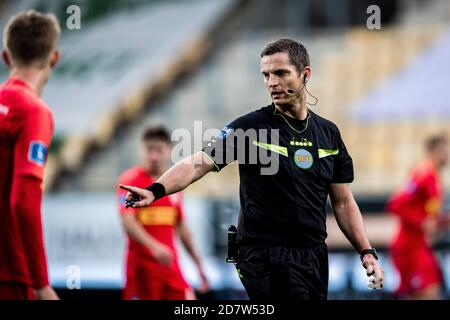 Horsens, Danimarca. 25 Ott 2020. L'arbitro Anders Poulsen ha visto durante la partita 3F Superliga tra AC Horsens e FC Nordsjaelland alla Casa Arena di Horsens. (Photo Credit: Gonzales Photo/Alamy Live News Foto Stock