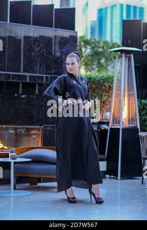 Modello arabo in Abaya arabo Transizionale Foto Stock