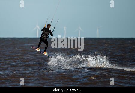 Appena 'decollo' un kite surfer a Hunstanton Beach, Norfolk, Inghilterra, Regno Unito Foto Stock