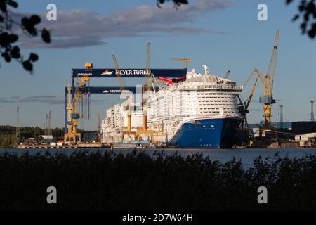 La nuova nave ammiraglia Mardi Gras di Carnival Cruise Line è in costruzione presso il cantiere navale Meyer Turku di Turku, Finlandia. Dietro la nave gemella Costa Toscana. Foto Stock