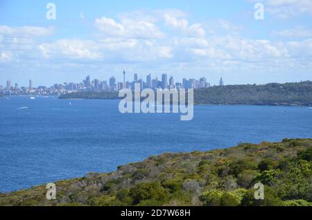 Skyline dal Sydney Harbour National Park, NSW Foto Stock