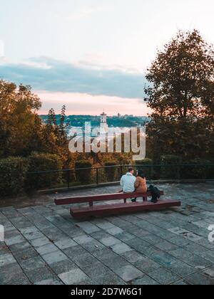 coppia che guarda al tramonto sopra la città Foto Stock