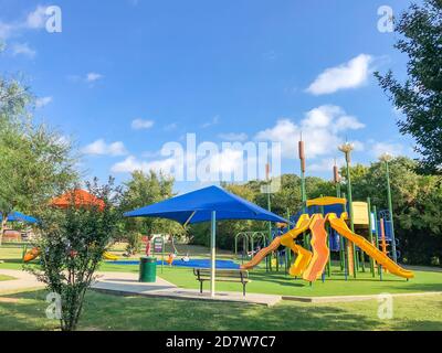 Area residenziale con vele all'ombra e erba artificiale a Flower Mound, Texas, USA Foto Stock