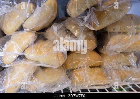 pane surgelato in frigorifero. Freezer gamma completa di pane surgelato, ciabatta su sfondo supermercato locale Foto Stock