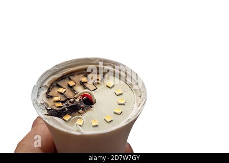 lampadina a led bruciata, difettosa, annerita in una mano della persona, isolata su uno sfondo bianco Foto Stock