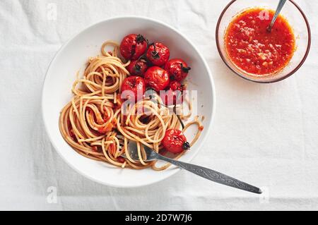 Spaghetti con salsa di pomodoro e pomodori ciliegini arrostiti. Foto Stock