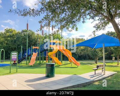 Area residenziale con vele all'ombra e erba artificiale a Flower Mound, Texas, USA Foto Stock