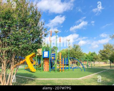 Area residenziale con vele all'ombra e erba artificiale a Flower Mound, Texas, USA Foto Stock