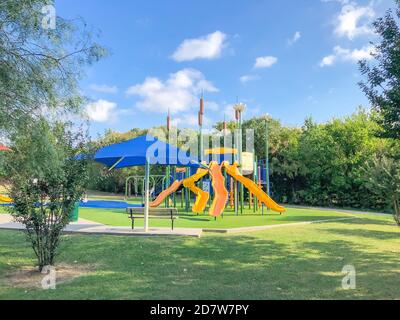 Area residenziale con vele all'ombra e erba artificiale a Flower Mound, Texas, USA Foto Stock