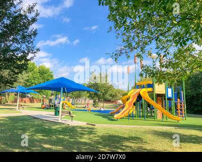 Area residenziale con vele all'ombra e erba artificiale a Flower Mound, Texas, USA Foto Stock