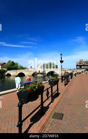 Il Quayside e la Cappella del Ponte; il Fiume Great Ouse, la Citta' di St Ives, Cambridgeshire, Inghilterra, Regno Unito Foto Stock