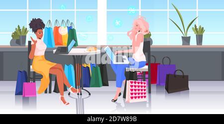 mix di donne da corsa utilizzando il laptop scelta e acquisto di merci nero venerdì shopping grande vendita promozione concetto ufficio interno lunghezza intera illustrazione vettoriale orizzontale Illustrazione Vettoriale