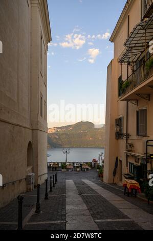 Vista da Castel Gandolfo, residenza estiva del papa, situata sulle colline Alban vicino al lago Albano, Castelli Romani, Italia in estate Foto Stock