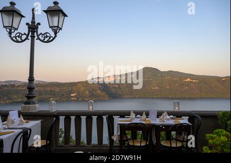 Vista da Castel Gandolfo, residenza estiva del papa, situata sulle colline Alban vicino al lago Albano, Castelli Romani, Italia in estate Foto Stock