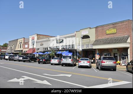 Tipici negozi di piccole dimensioni negli Stati Uniti meridionali, Atene, Alabama, Main Street. Foto Stock