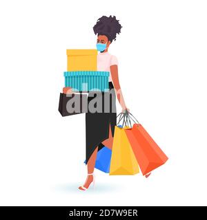 donna afroamericana in maschera protettiva che tiene le borse della spesa nere venerdì grande vendita promozione coronavirus quarantena concetto full length vettore illustrazione Illustrazione Vettoriale