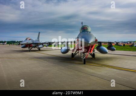 Shiloh, il--12 settembre 2012; due F-16 combattenti Falcon aerei da combattimento della Guardia Nazionale aerea Alabama si siedono parcheggiati su un asfalto con sfondo cielo nuvoloso Foto Stock