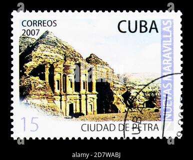 MOSCA, RUSSIA - 28 MARZO 2018: Un francobollo stampato a Cuba mostra le rovine di Petra, Giordania, nuove meraviglie della serie mondiale, circa 2007 Foto Stock