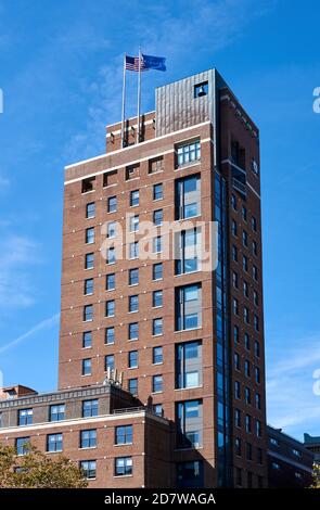 La Sulzberger Tower è una torre di residenza in mattoni situata nel campus della Barnard University. Foto Stock