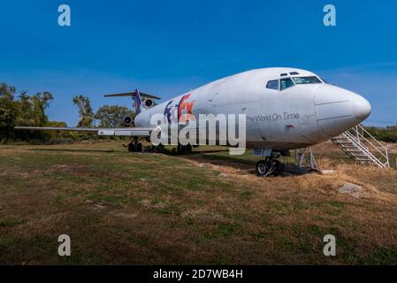 Cahokia, il--Ott 17, 2020; tre motori ritirati Federal Express Boeing 727 aerei da carico siede in campo erboso vicino a Saint Louis Downtown Airport Foto Stock