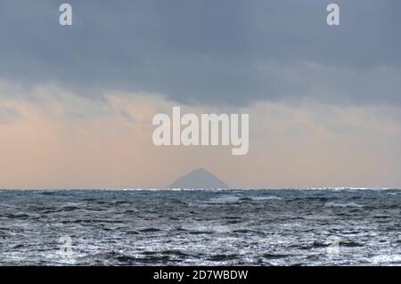 Portencross, Scozia, Regno Unito. 25 ottobre 2020. Regno Unito Meteo: Ailsa Craig all'orizzonte. Credito: SKULLY/Alamy Live News Foto Stock