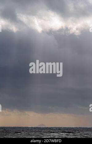 Portencross, Scozia, Regno Unito. 25 ottobre 2020. Regno Unito Meteo: Ailsa Craig all'orizzonte. Credito: SKULLY/Alamy Live News Foto Stock