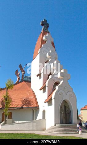 Chiesa cattolica del Millennio. Le statue di angeli in rame alte 5.7 m raffigurano i grandi angeli di San Michele, Gabriele, Raffaello e Uriel. Foto Stock