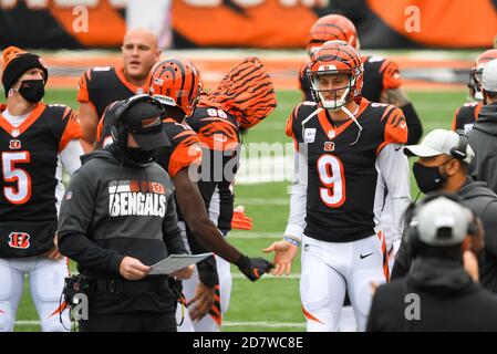 Cincinnati, OH, Stati Uniti. 25 Ott 2020. Joe Burrow n. 9 dei Cincinnati Bengals entra nello stadio prima dell'azione della NFL tra i Cleveland Browns e i Cincinnati Bengals al Paul Brown Stadium il 25 ottobre 2020 a Cincinnati, Ohio. Adam Lacy/CSM/Alamy Live News Foto Stock