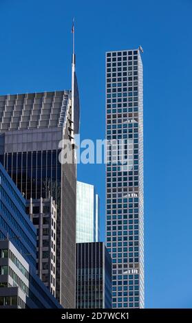 Guardando su Park Ave al 432 Park Ave, nel 2020, uno degli edifici residenziali più alti di New York, con altri edifici Park Ave sulla sinistra. Foto Stock