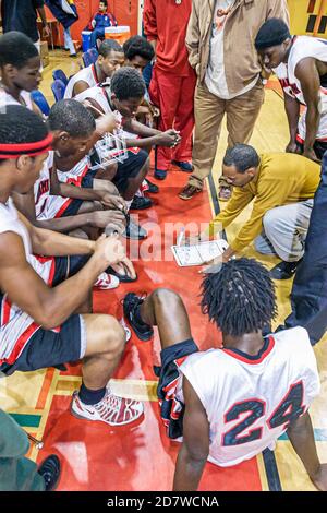 Miami Florida,Little Haiti Edison High School,gioco di basket vs Miami High School,giocatori,studenti allenatore timeout istruisce,Nero Foto Stock
