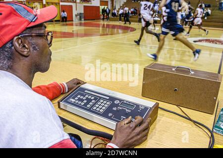 Miami Florida,Little Haiti Edison High School,gioco di basket vs Miami High School,giocatori,studenti,ragazzi neri africani ragazzi uomo maschio sc Foto Stock