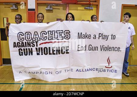 Miami Florida,Little Haiti Edison High School,gioco di basket vs Miami High School,giocatori,studenti,ragazzi neri africani halftime me Foto Stock