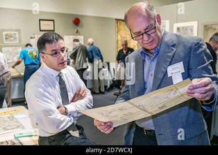 Miami Florida,HistoryMiami Museum History,International Map Fair annuale evento all'interno,venditore collezionista ispezione, Foto Stock