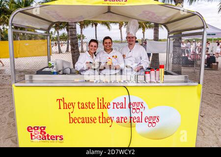 Miami Beach Florida, Ocean Drive, FabFest Taste of the Beach, festival gastronomico chef chef chef cuochi cuochi fruste uova, stand venditore, Foto Stock