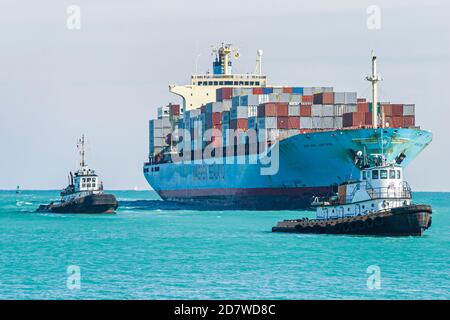 Miami Beach Florida, nave container da carico dell'Oceano Atlantico caricata, arrivi in arrivo al porto di Miami Tugboat, Foto Stock