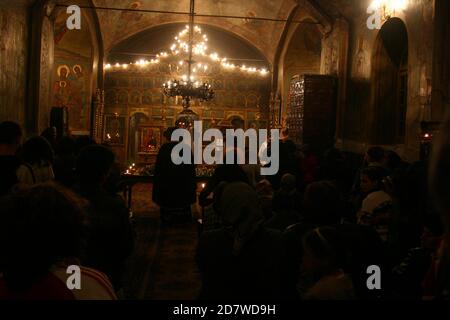 Tifesti, Contea di Vrancea, Romania. Pasqua serale all'interno della chiesa ortodossa cristiana. Foto Stock