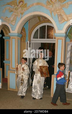 Tifesti, Contea di Vrancea, Romania. Pasqua serale all'interno della chiesa ortodossa cristiana. Foto Stock