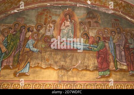 La chiesa cristiana ortodossa di Tifesti, Contea di Vrancea, Romania. Affresco raffigurante la Dormizione della Madre di Dio. Foto Stock