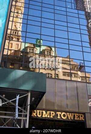 La cortina di vetro della Trump Tower sulla Quinta Av riflette il rivestimento di pietra calcarea sul Crown Building dall'altra parte della strada. Foto Stock