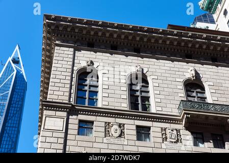 Guardando verso l'alto il rivestimento di pietra calcarea e l'ampio cornicione decorativo dell'University Club a Midtown Manhattan, New York. Foto Stock