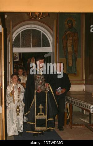 Tifesti, Contea di Vrancea, Romania. Servizio notturno di Pasqua all'interno della chiesa ortodossa cristiana. Foto Stock