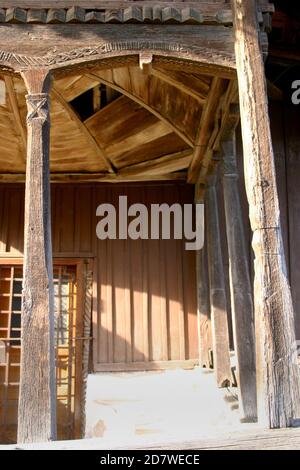 Valea Sarii, Contea di Vrancea, Romania. Vista esterna della chiesa in legno ortodossa cristiana del XVIII secolo (monumento storico) prima del restauro. Foto Stock