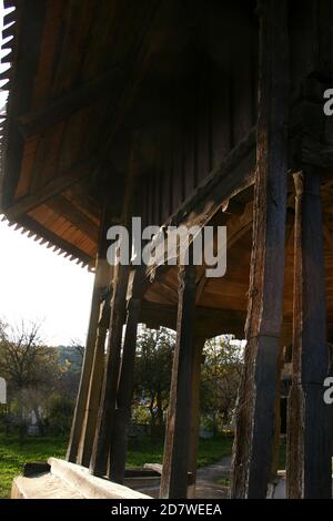 Valea Sarii, Contea di Vrancea, Romania. Vista esterna della chiesa in legno ortodossa cristiana del XVIII secolo (monumento storico) prima del restauro. Foto Stock