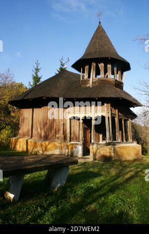 Valea Sarii, Contea di Vrancea, Romania. Vista esterna della chiesa in legno ortodossa cristiana del XVIII secolo (monumento storico) prima del restauro. Foto Stock