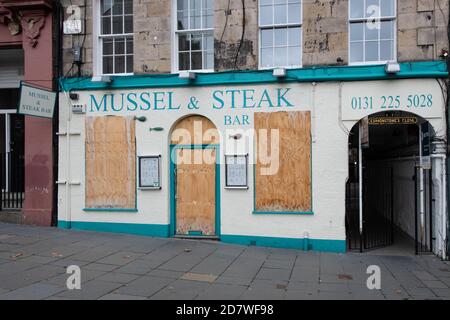 Sono saliti e hanno chiuso gli affari - Mussel and Steak Bar, Grassmarket, Edinburgh, Scotland, UK - durante la pandemia del coronavirus Foto Stock