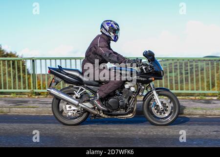 Un motociclista maschile che guida un Yamaha Fazer sul ponte M6 a Rivington vicino a Chorley in Lancashire, Regno Unito Foto Stock