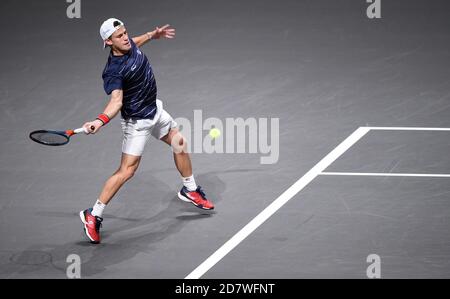 Colonia, Germania. 25 Ott 2020. Tennis: ATP Tour - Campionati di Colonia (ATP), individuali, uomini, finale, A. Zverev (Germania) - Schwartzman (Argentina). Diego Schwartzman gioca la palla. Credit: Jonas Güttler/dpa/Alamy Live News Foto Stock